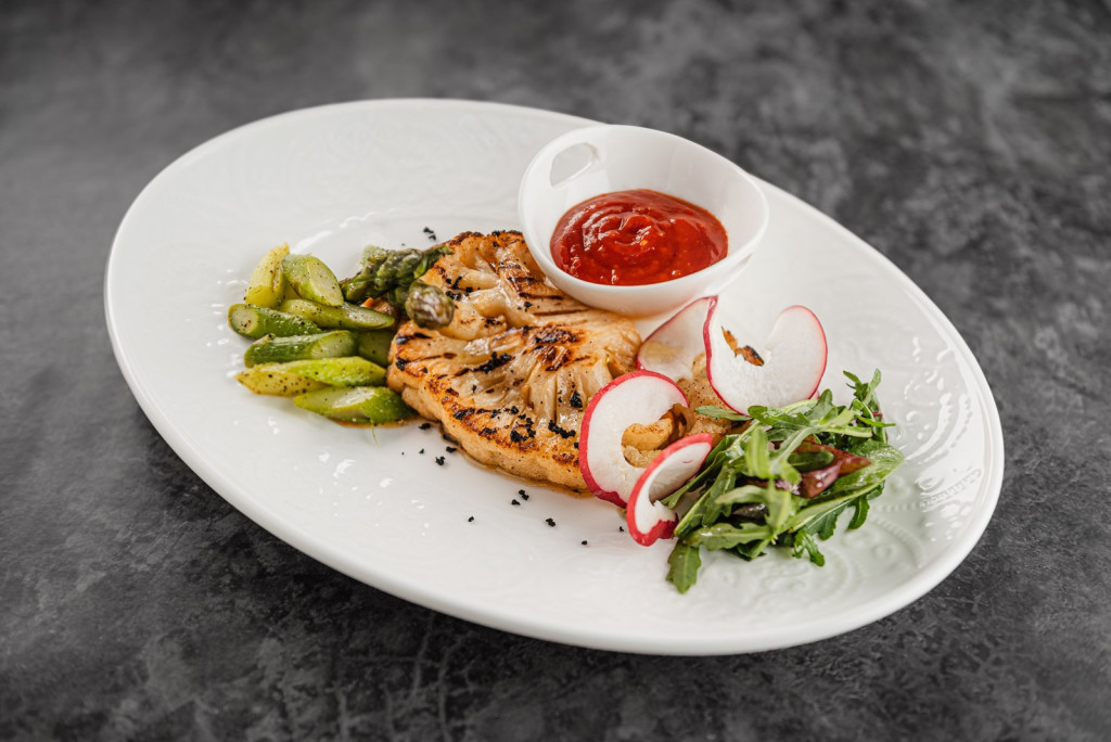 Стейк из цветной капусты с хумусом, апельсиновым барбекю, салатом из редиса, зелени и спаржей