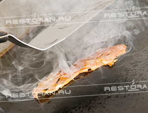 Миньоны из семги с сыром "Маскарпоне", хамоном и лаймовым соусом от шеф-повара ресторана "Империя" - фотография № 10