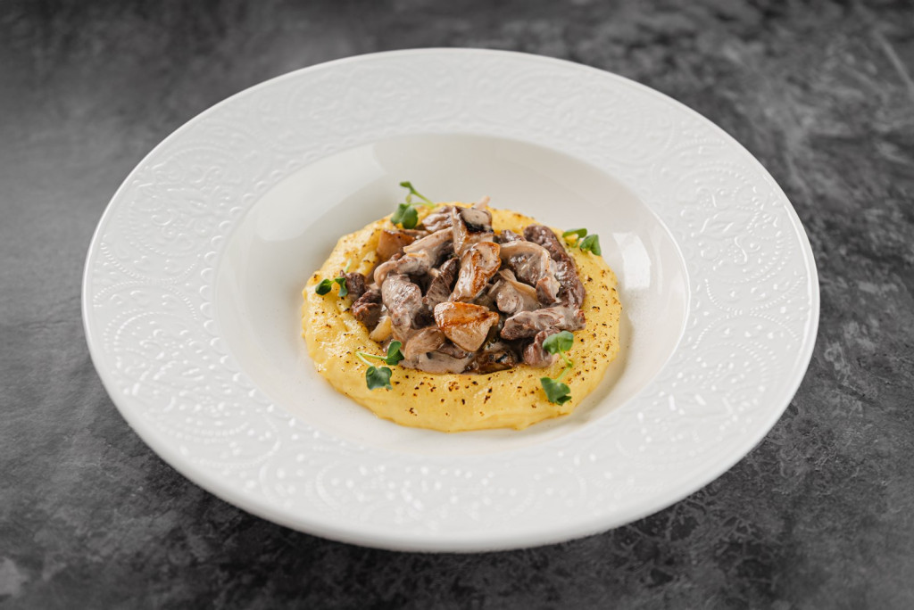 Бефстроганов из говяжьей вырезки с белыми грибами и картофельным пюре