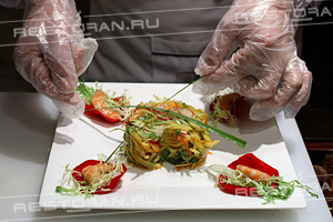 Новогодний мастер-класс: салат из манго, свежих овощей и тигровых креветок от повара ресторана "ТАН" - фотография № 21