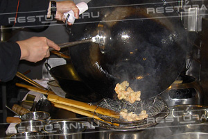Новогодний мастер-класс: тигровые креветки в кисло-сладком соусе с дыней по-гуандунски от шеф-повара ресторана "Династия" - фотография № 11