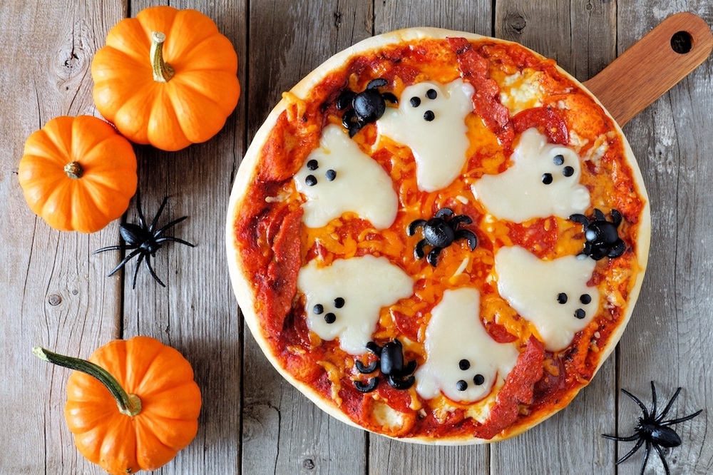 Halloween Spiderweb Pizza Halloween spider web, Party dishes, Halloween party ki