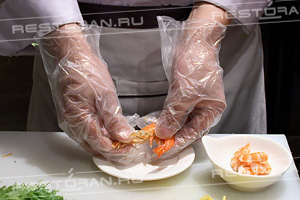 Новогодний мастер-класс: салат из манго, свежих овощей и тигровых креветок от повара ресторана "ТАН" - фотография № 10