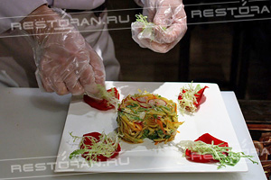 Новогодний мастер-класс: салат из манго, свежих овощей и тигровых креветок от повара ресторана "ТАН" - фотография № 19