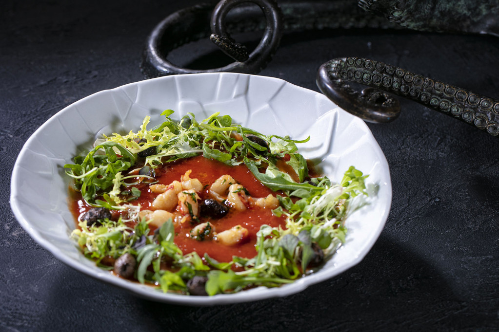 Томатный суп с креветками и печеными оливками (фото предоставлено заведением)