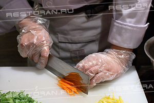 Новогодний мастер-класс: салат из манго, свежих овощей и тигровых креветок от повара ресторана "ТАН" - фотография № 9