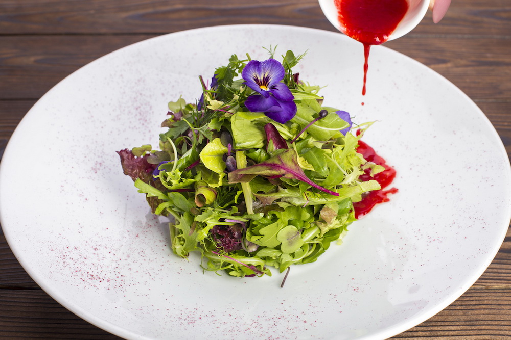 Летние салаты в ресторанах москвы. Ресторанное меню. Блюдо от шеф повара. Марко зафферано. Шеф повар ресторана меню.