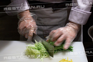 Новогодний мастер-класс: салат из манго, свежих овощей и тигровых креветок от повара ресторана "ТАН" - фотография № 7