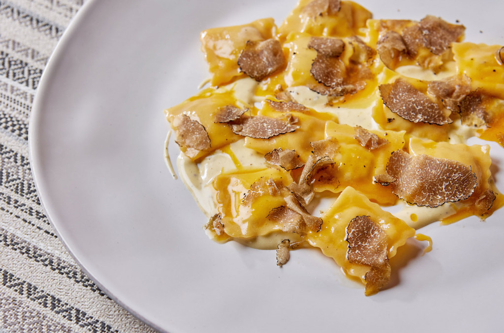 Равиоли со Страчателлой и черным трюфелем