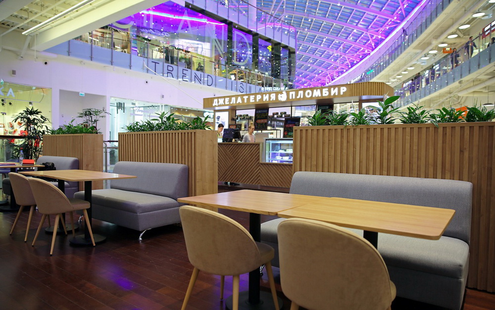 уютное кафе в торговом центре с посетителями