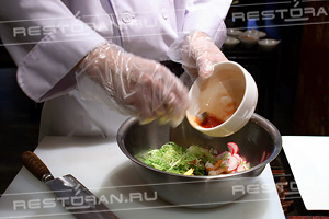 Новогодний мастер-класс: салат из манго, свежих овощей и тигровых креветок от повара ресторана "ТАН" - фотография № 14