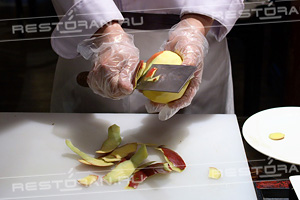 Новогодний мастер-класс: салат из манго, свежих овощей и тигровых креветок от повара ресторана "ТАН" - фотография № 3