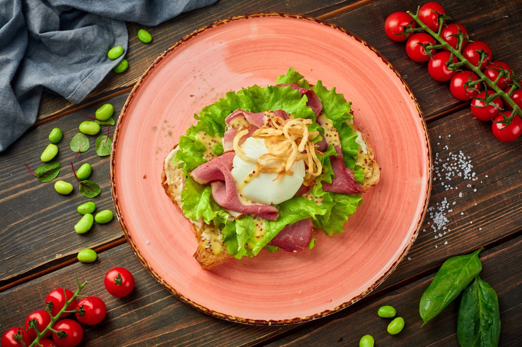 Брускетта с пастрами