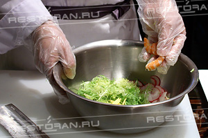 Новогодний мастер-класс: салат из манго, свежих овощей и тигровых креветок от повара ресторана "ТАН" - фотография № 13