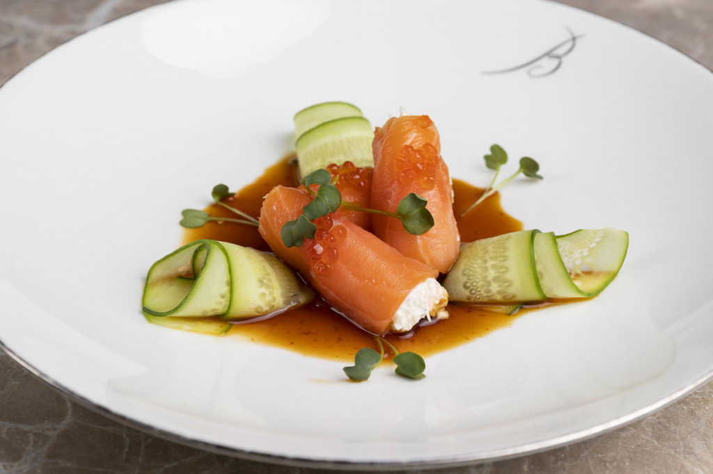 Рулетики из лосося с крабом