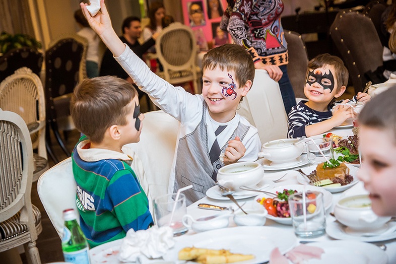 алиса что дети на завтрак кушают. дети праздник. противотуберкулезный санаторий детский в барнауле. дети несут кольца на свадьбе. дети с родителями в ресторане.