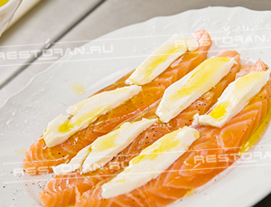 Миньоны из семги с сыром "Маскарпоне", хамоном и лаймовым соусом от шеф-повара ресторана "Империя" - фотография № 5