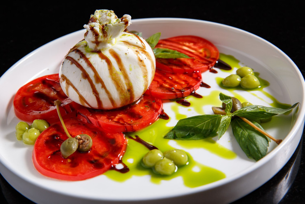 Буррата с томатами