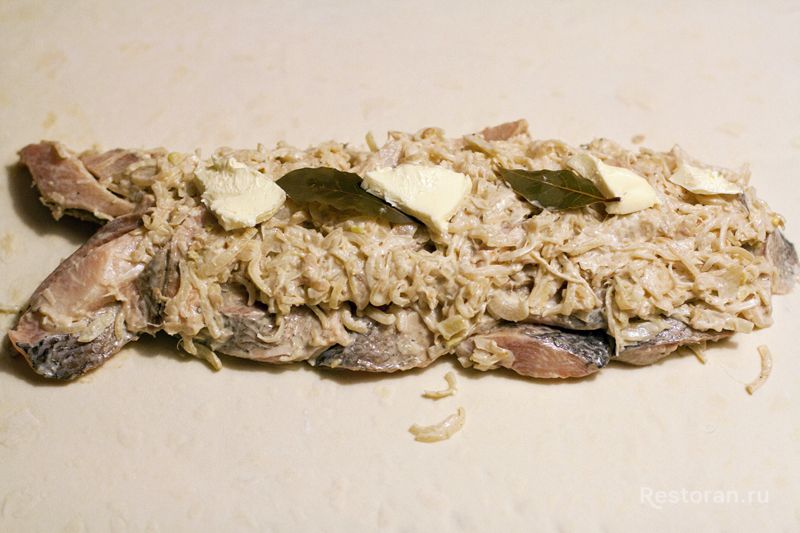 Пирог с муксуном в форме рыбки от ресторана «Чемодан» - фотография № 12