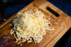 Обычный сыр трем на крупной терке.