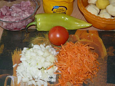 Приготовить продукты. Картофель, морковь и лук поч...