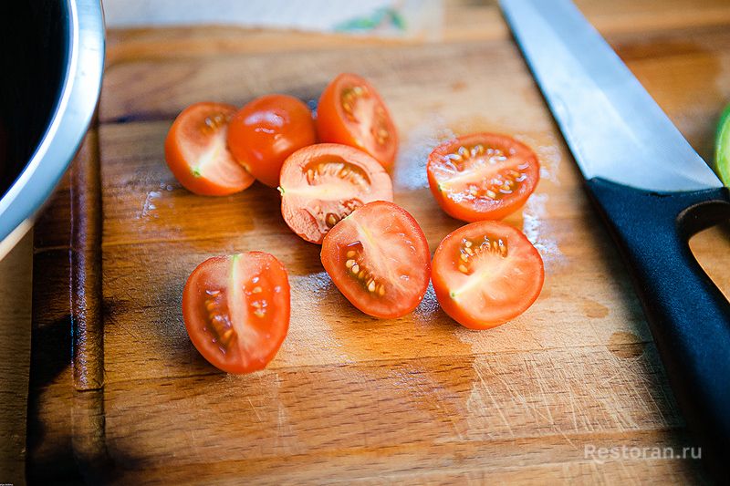 Салат с помидорами, базиликом и красным луком - фотография № 1