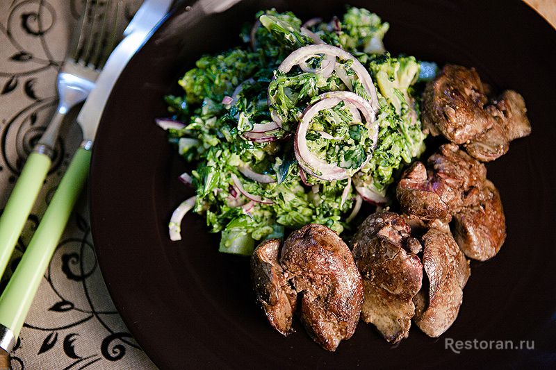 Теплый салат с куриной печенкой и брокколи - фотография № 12