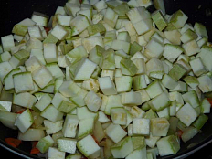 Кабачки нарезать на кубики, добавить к овощам, пер...