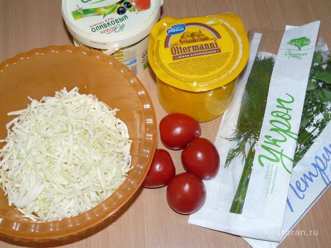 Салат «Капустный» с помидорами и сыром - фотография № 1