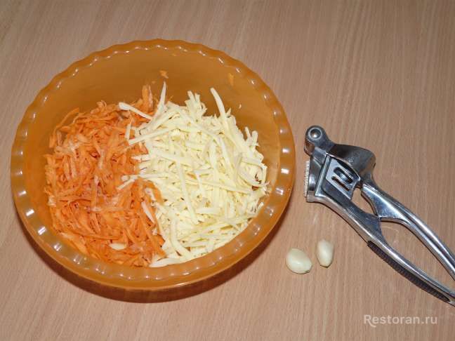 Морковный салат с сыром и чесноком - фотография № 2