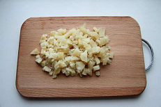 Нарежьте кубиками картофель.