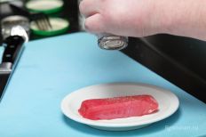 Подготовим тунец — режем брусочком, солим, перчим.