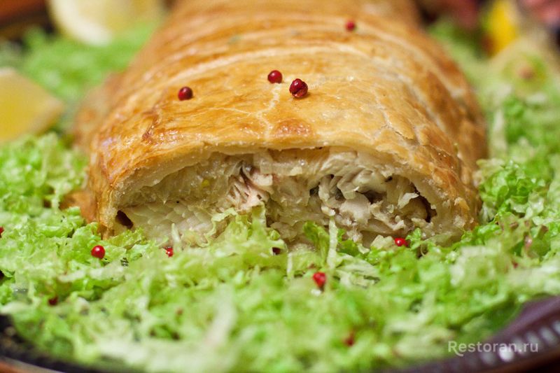 Пирог с муксуном в форме рыбки от ресторана «Чемодан» - фотография № 25