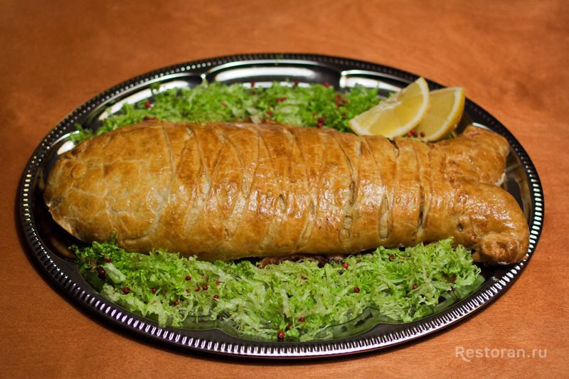 Пирог с муксуном в форме рыбки от ресторана «Чемодан» - фотография № 24