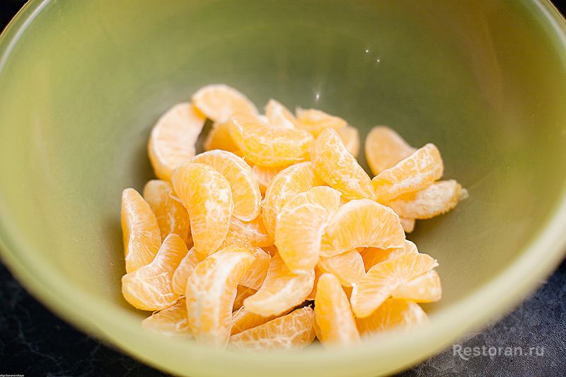 Салат из хурмы и мандаринов с козьим сыром - фотография № 1