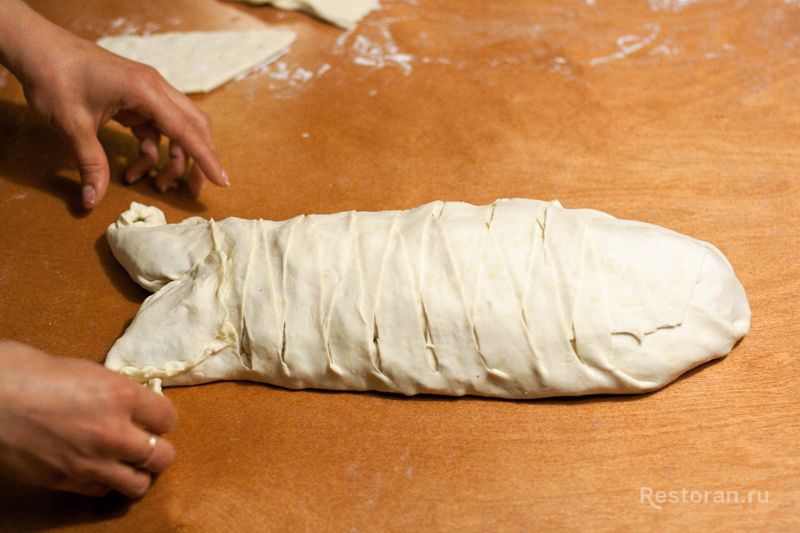 Пирог с муксуном в форме рыбки от ресторана «Чемодан» - фотография № 20