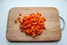Нарежьте кубиками отваренную морковь