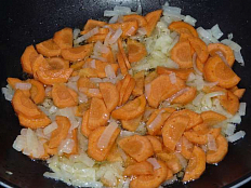 Затем добавить нарезанную морковь. Перемешать и па...
