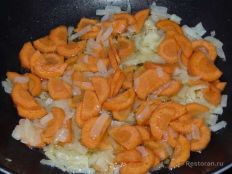 Затем добавить нарезанную морковь. Перемешать и па...