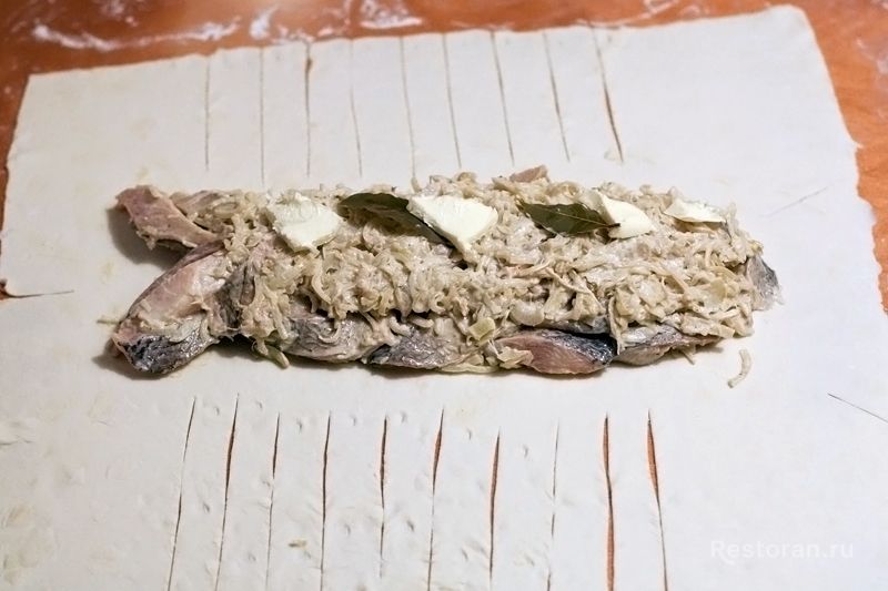 Пирог с муксуном в форме рыбки от ресторана «Чемодан» - фотография № 14