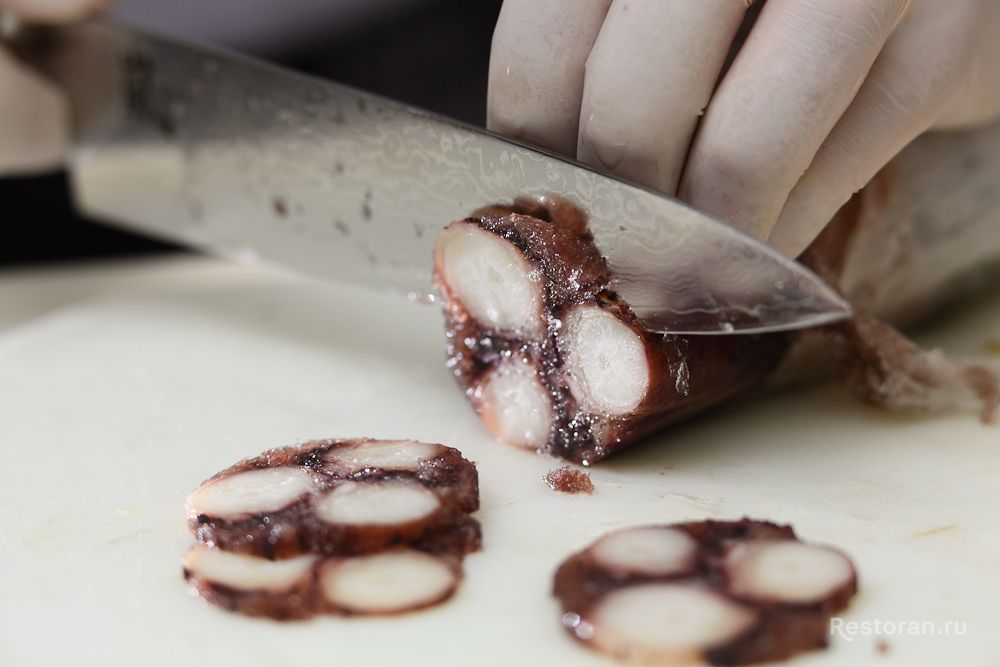 Гратен из осьминога с морским ежом и томленым картофелем в жасмине от ресторана «Арт Отеля» - фотография № 10