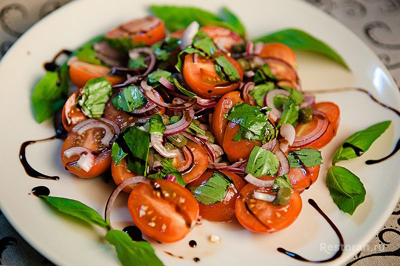Салат с помидорами, базиликом и красным луком - фотография № 4