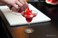 Заливаем салат заранее подготовленным сиропом из К...