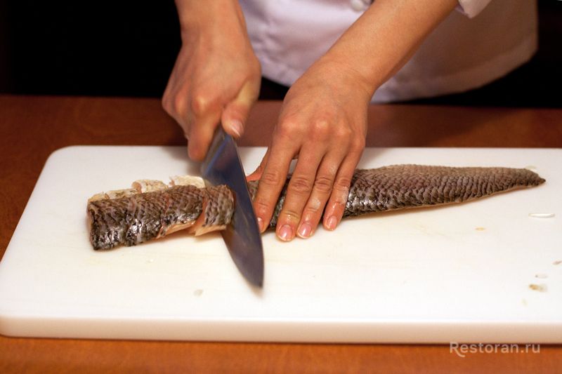 Пирог с муксуном в форме рыбки от ресторана «Чемодан» - фотография № 3