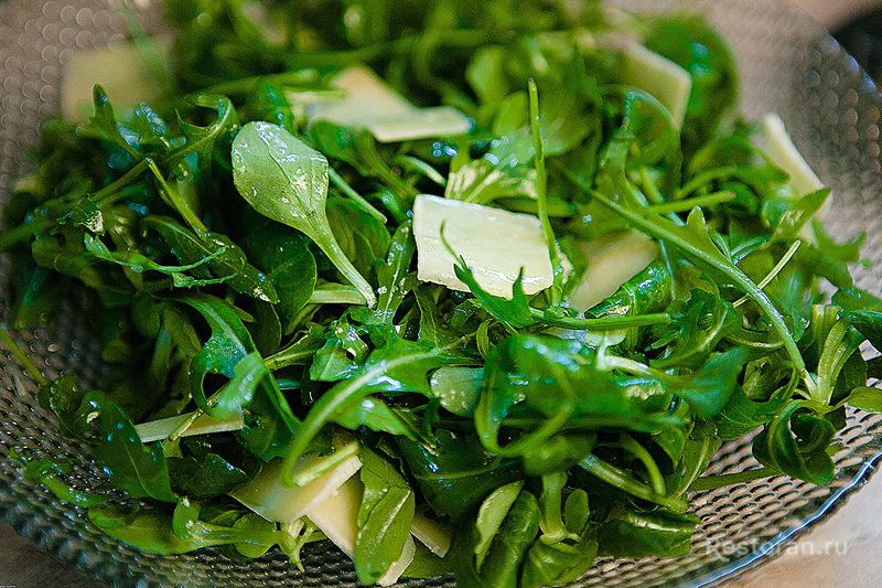 Зеленый салат с пармезаном - фотография № 4