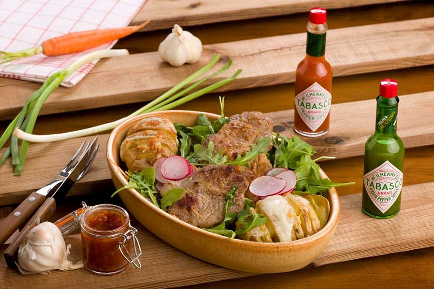 Рецепты с соусом Tabasco Свинина под горчичным соусом с запеченным картофелем и салатом из рукколы