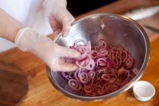 Маринуем лук – добавляем 2 щепотки сахара, 1 щепот...