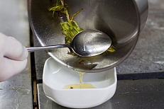 Сливаем бульон от соуса в отдельную посуду.