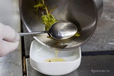 Сливаем бульон от соуса в отдельную посуду.