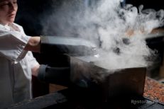 На мангале рыба коптится 20 минут, перед подачей с...